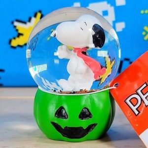 SOLD OUT - Peanuts Vampire Snoopy in Green Halloween Pumpkin Snow Globe 2.5" New